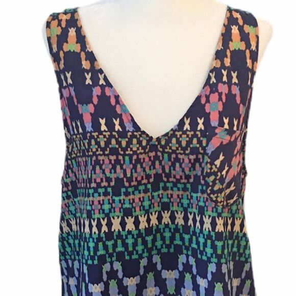 Sleeveless Aztec V-Neck Top - Picture 6 of 10